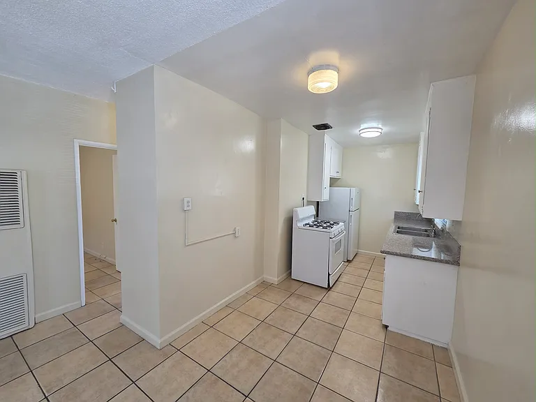 437 Walnut Ave #5 — Photo 3