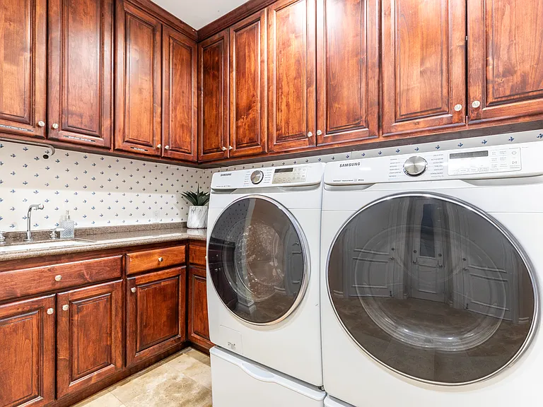2261 Liane Ln — Photo 39