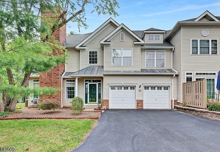10 Stevens Ln — Photo 1