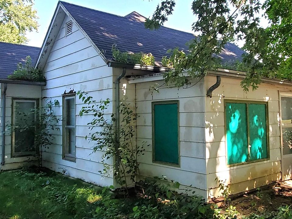 2nd image of 100 Oak St