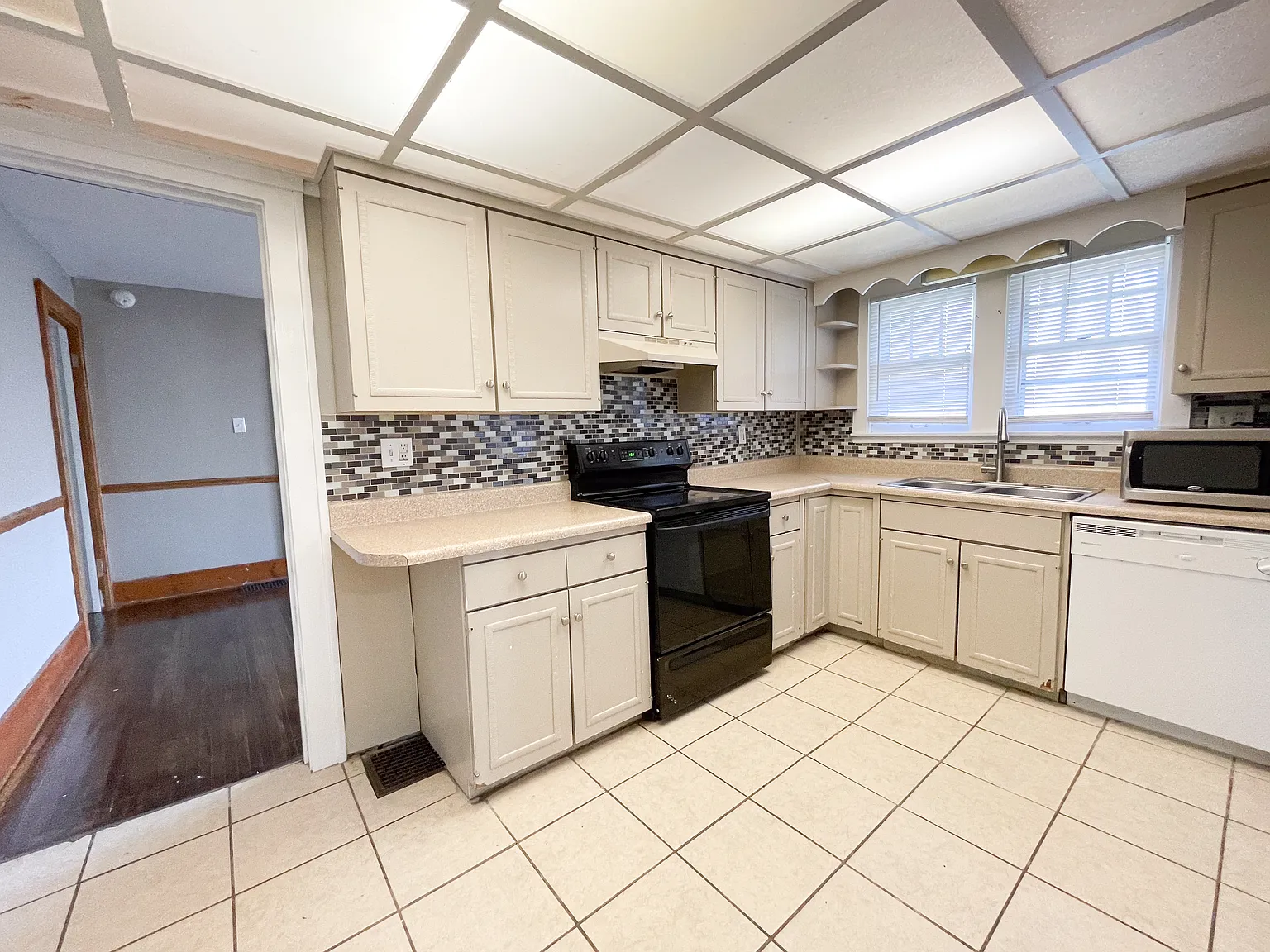 4 bed, 2010 sqft, $3,000 — Photo 4