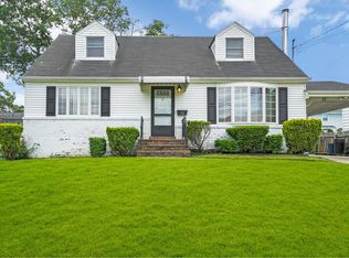 92 Harriet Rd, North Babylon, NY 11703