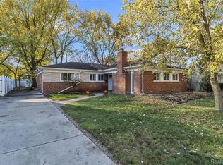 23372 Larkshire St, Farmington, MI 48336