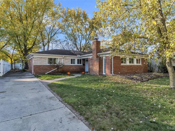 23372 Larkshire St, Farmington, MI 48336