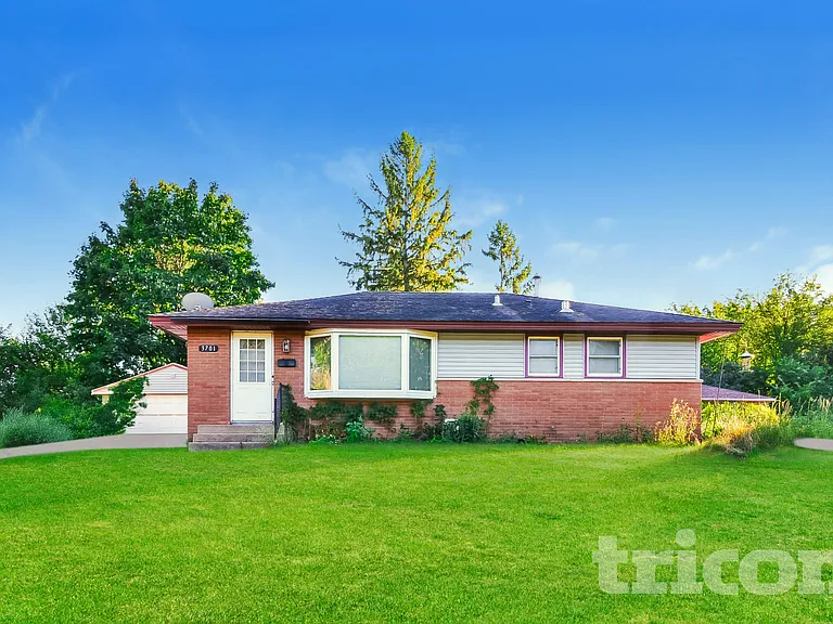 3701 Woodbine Ln N — Photo 1