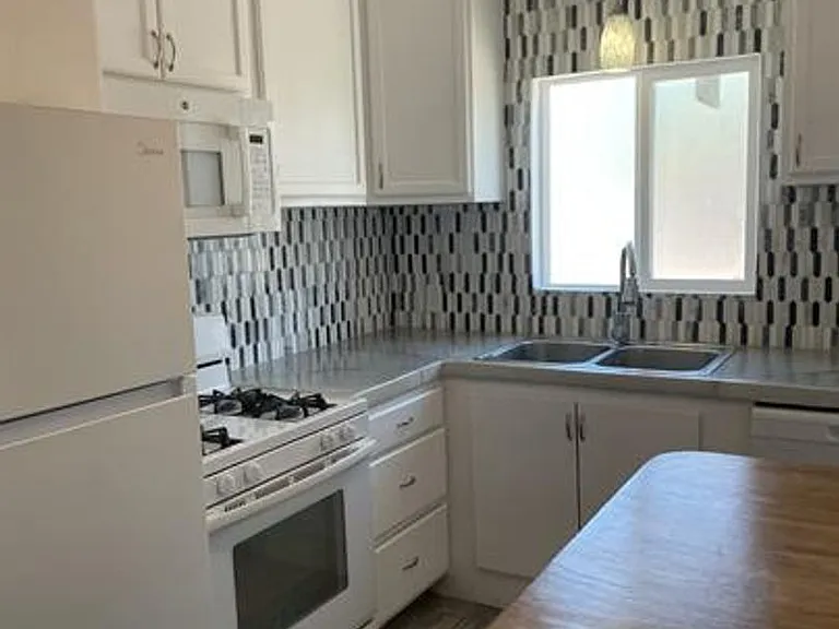 3337 E Flower St — Photo 22