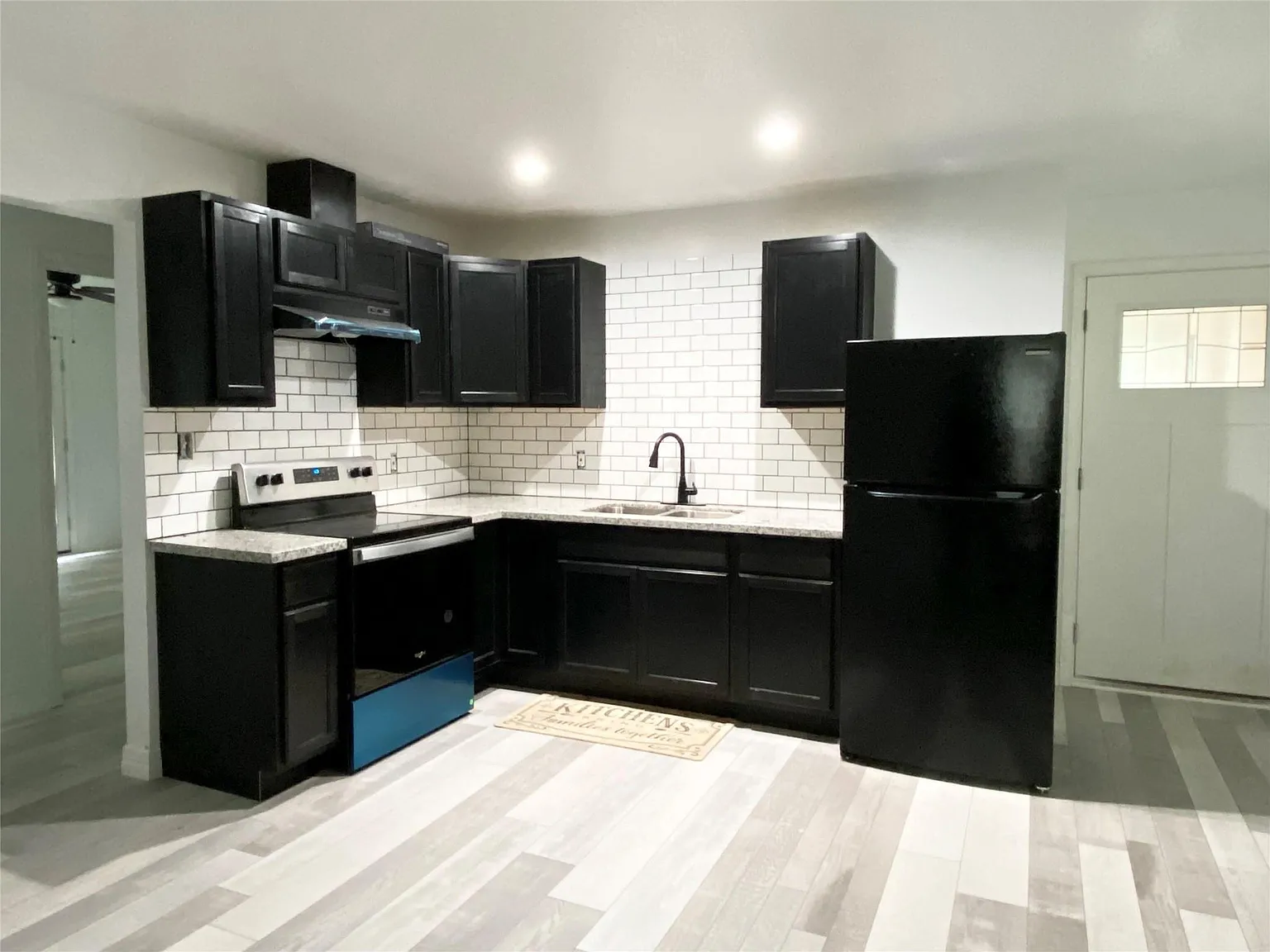 2 bed, 1.0 bath, 1522 sqft, $1,300 — Photo 1