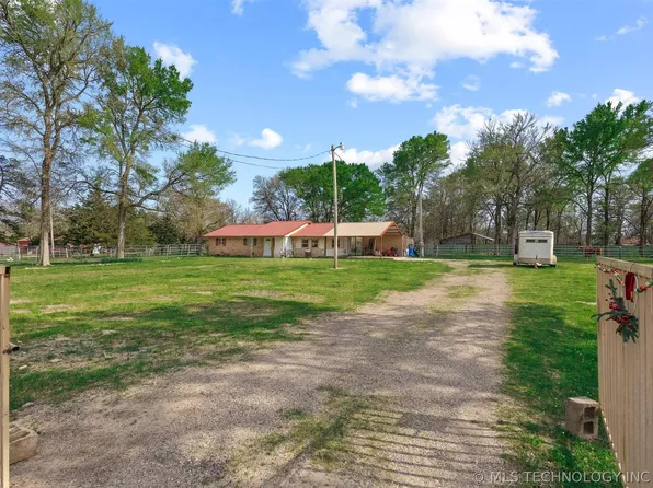 2628 E 2064th Rd, Hugo, OK 74743