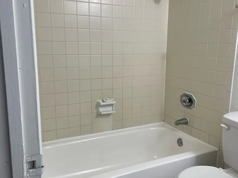 Emerald Cove Apartments — Photo 183