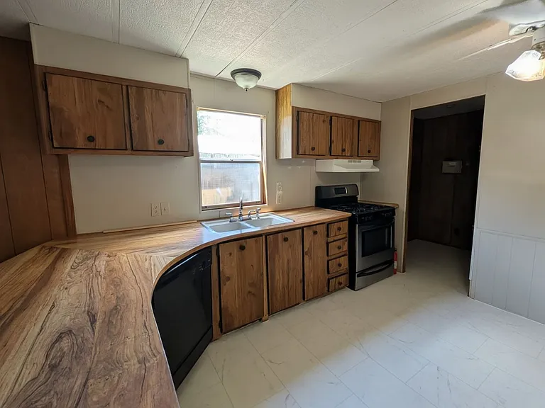 16240 San Pedro Ave — Photo 17
