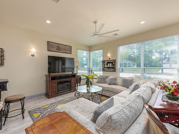 5th image of 172 Bentwood Dr