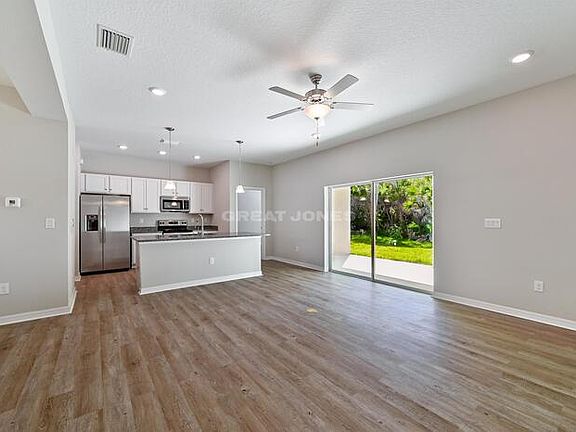 3rd image of 7181 Helliwell St