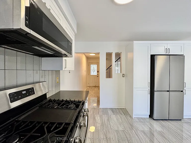 2052 Oak Bliss Cres — Photo 4