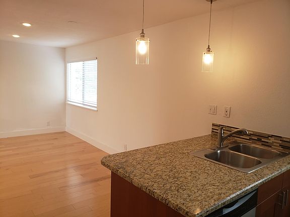3rd image of 1313 E 52nd St APT 206
