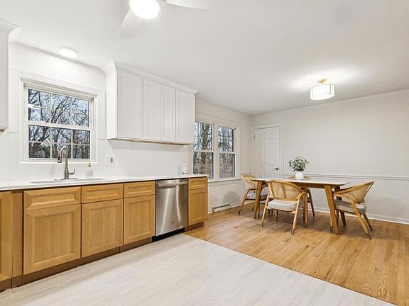 5th image of 28 Ridgemore Cir
