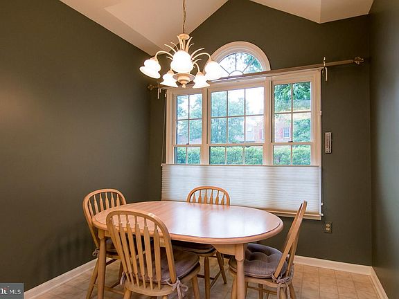 4th image of 1076 Lindsay Ln