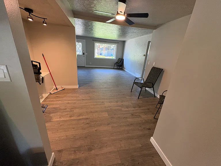 224 N Walker St — Photo 3