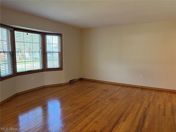 4th image of 866 Barclay Ave