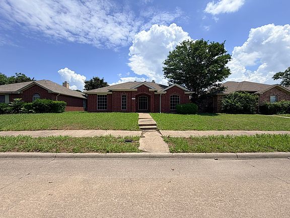 2nd image of 2616 Helen Ln