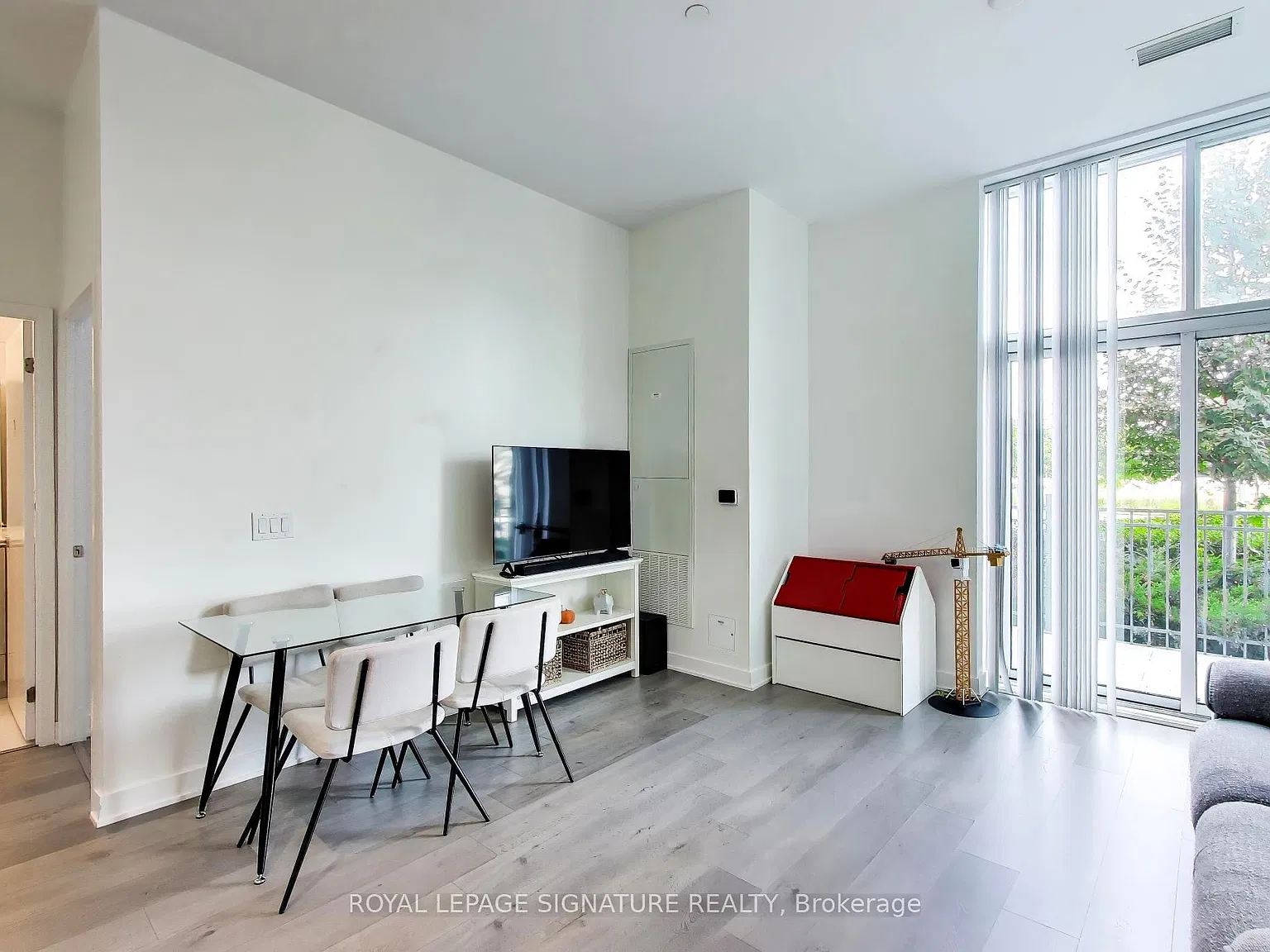 Mobilio South Tower Condos — Photo 4