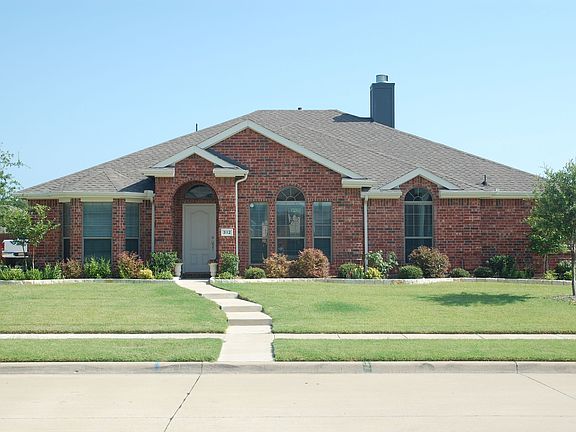Beautiful Home, well maintained yard