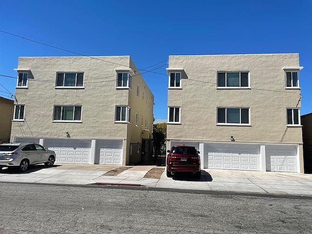 Two side by side 5 plexes.