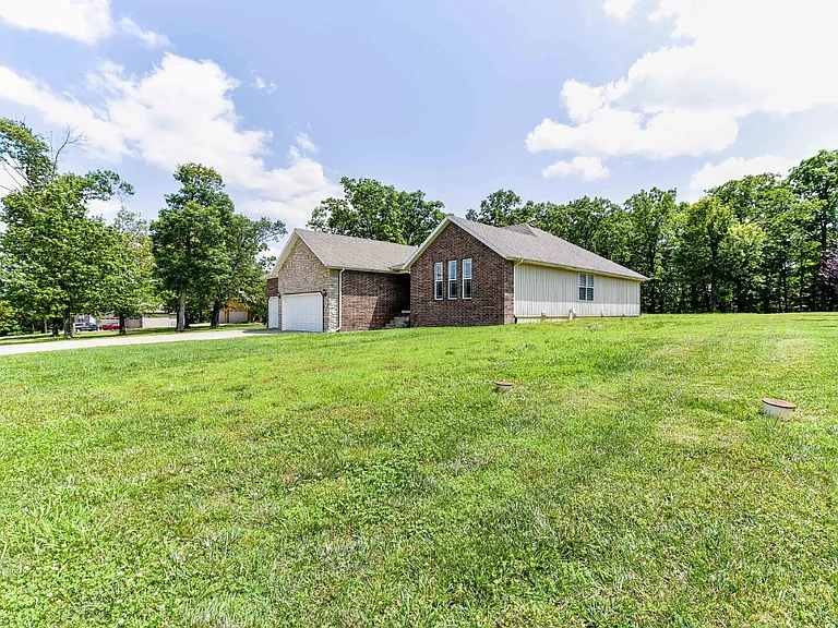 370 Southwoods Way — Photo 3