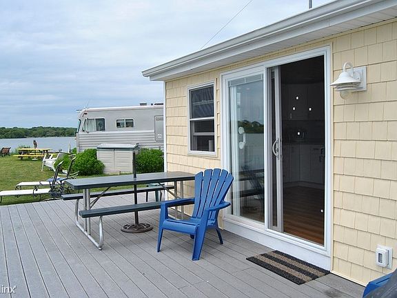 4. 691 U DECK W PICNIC TABLE