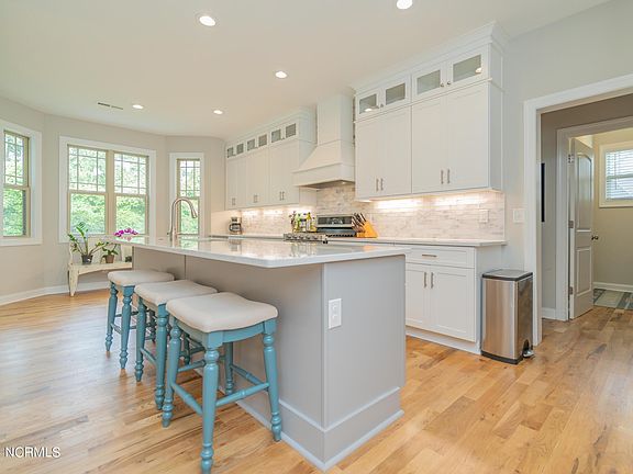 3rd image of 603 N Breeze Court