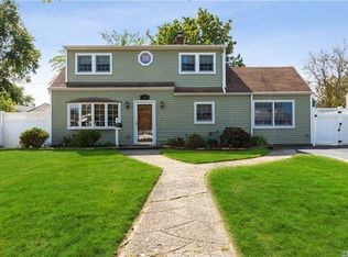 38 Griddle Ln, Levittown, NY 11756