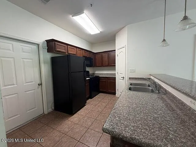 716 Layton Dr — Photo 2