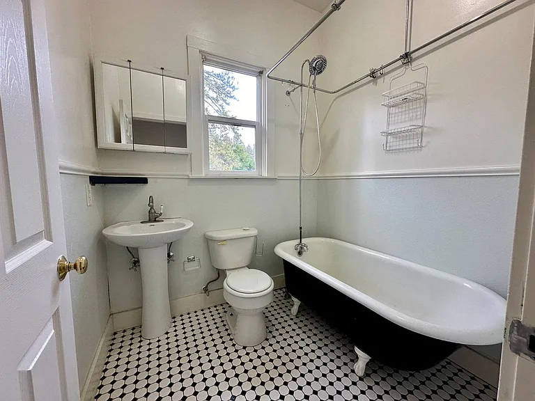 321 N School St — Photo 7