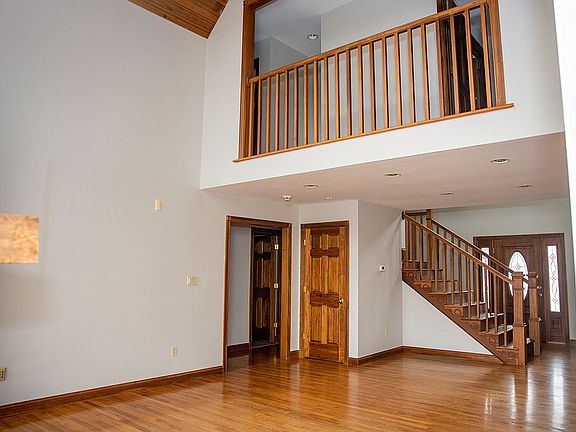 3rd image of 838 Meadowcrest Cir
