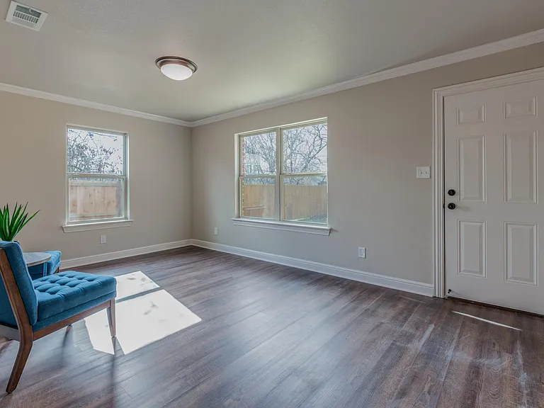 2208 N Hickory St — Photo 6