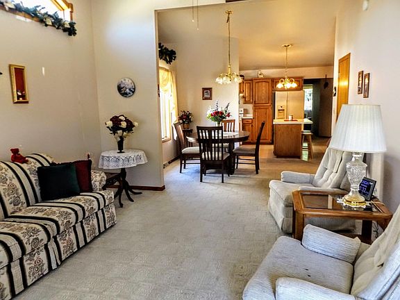 Light and bright living room, dining room to kitchen