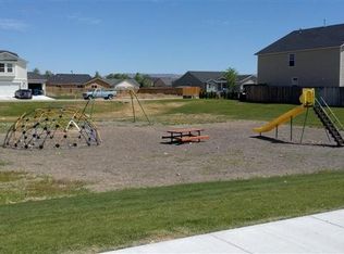 120-122 SW Quaker Dr, Mountain Home, ID 83647