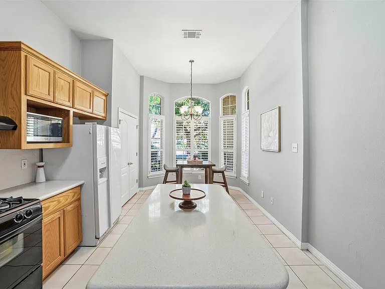 409 E Austin Ave — Photo 11