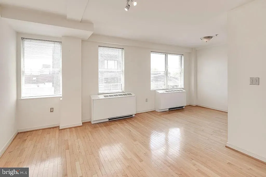 1 bed, 1.0 bath, 631 sqft, $2,567 — Photo 2