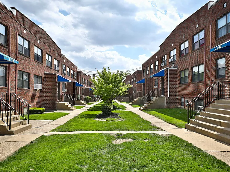 Revere Court Apartments — Photo 1