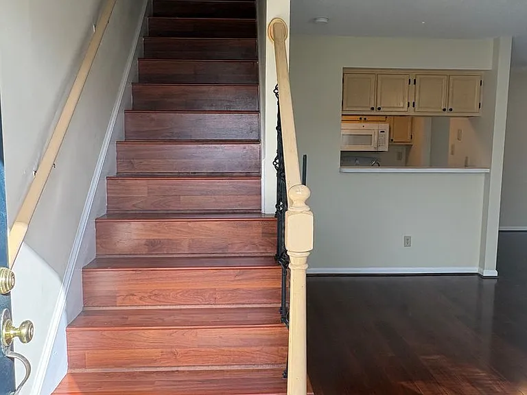27 Tamarisk Quay #F — Photo 3