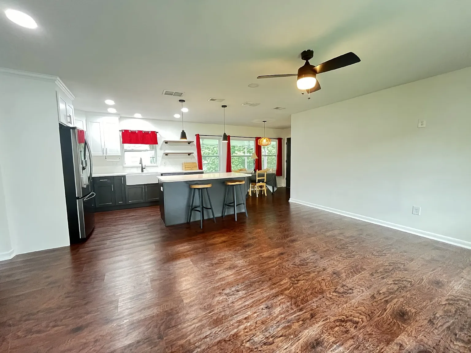 3 bed, 2.0 bath, 1056 sqft, $2,300 — Photo 4