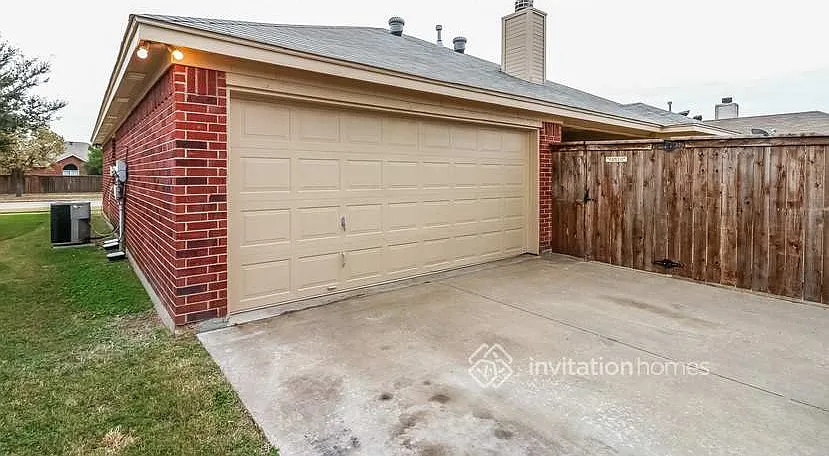 659 NW Summercrest Blvd Burleson, TX 76028 — Photo 4