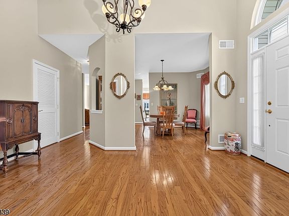 4th image of 32 Daulton Dr