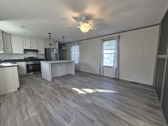 4th image of 372 Thornapple Cir