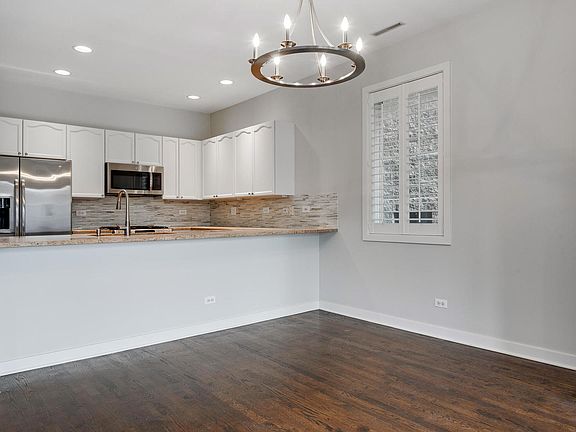 4th image of 2775 N Kenmore Ave #2