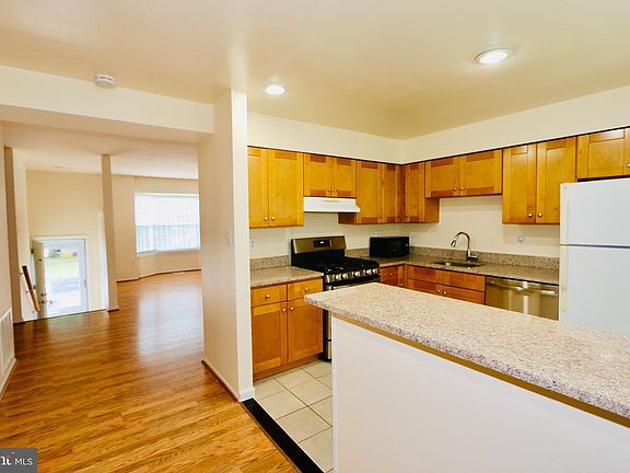 3rd image of 15910 Yukon Ln