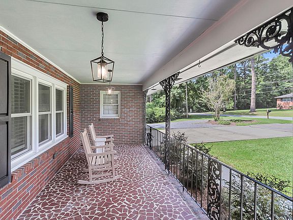 4th image of 106 Garden Hill Rd