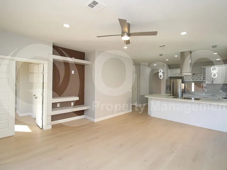 3003 E Kings Ave — Photo 6