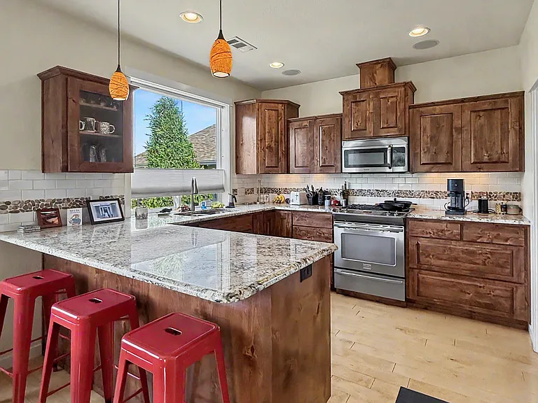 910 Stoneridge Ave — Photo 4