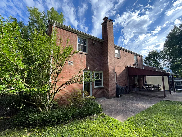 162 Mayfair Dr — Photo 3